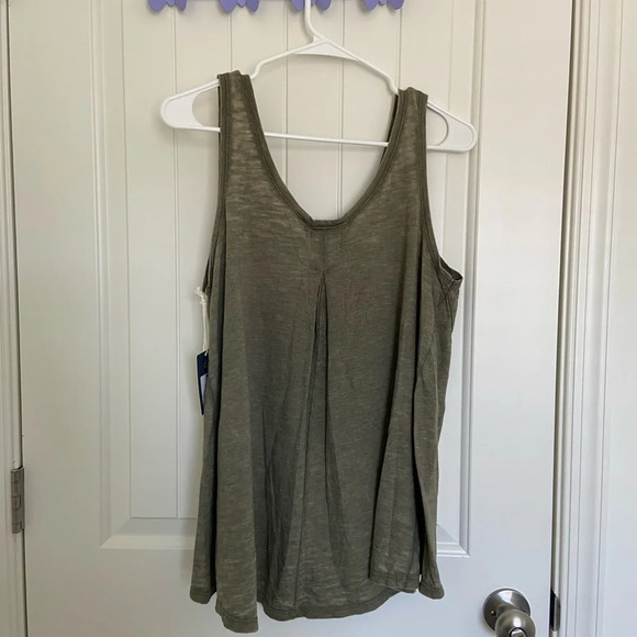 NWT | Universal Thread women’s green loose fit tank top — medium - Picture 6 of 7